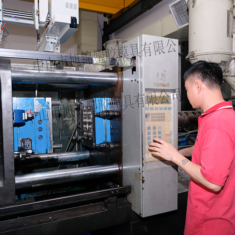 旭錦注塑模具生產(chǎn)廠(chǎng)家工模車(chē)間銑床 旭錦注塑模具生產(chǎn)廠(chǎng)家工模車(chē)間銑床